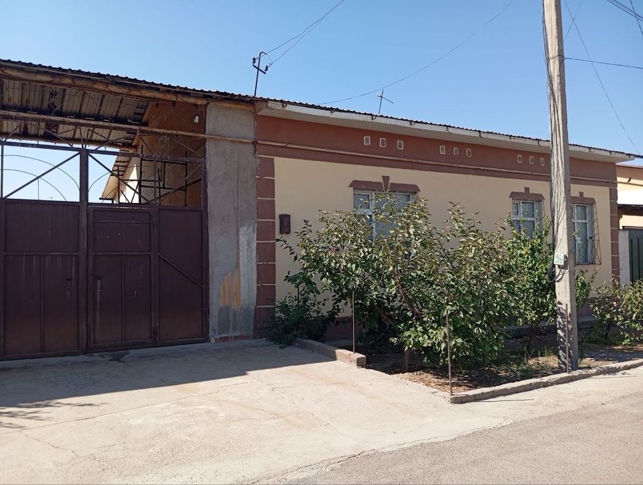 Piskent tumanida  3 xonali 6 sotixdan iborat hovli uy sotiladi