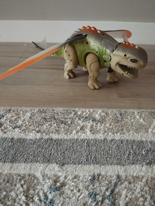Продам игрушку дракон на батарейках