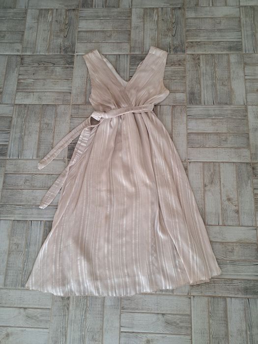 Бежова рокля за 30лева