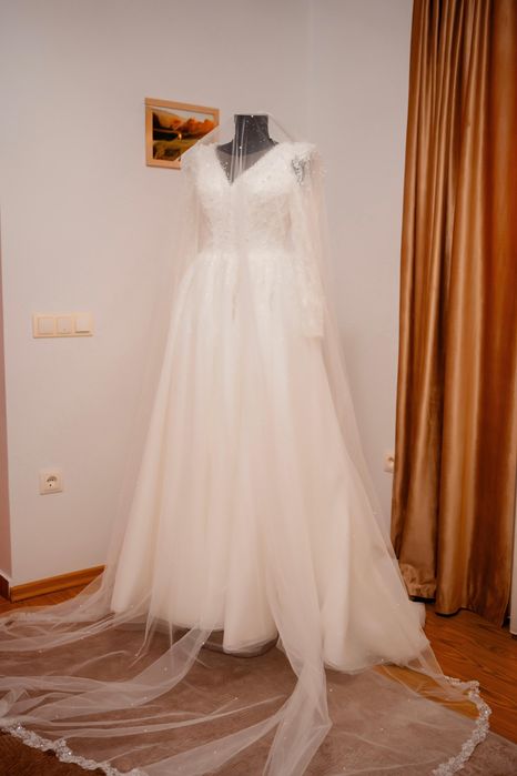 Rochie de mireasă + voal de vânzare
