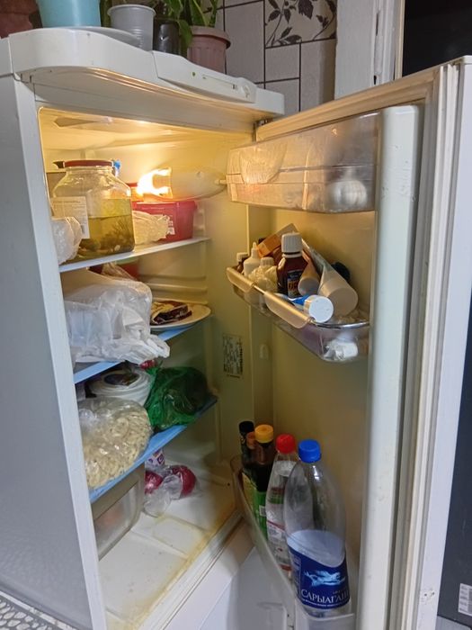 Холодильник идезит.