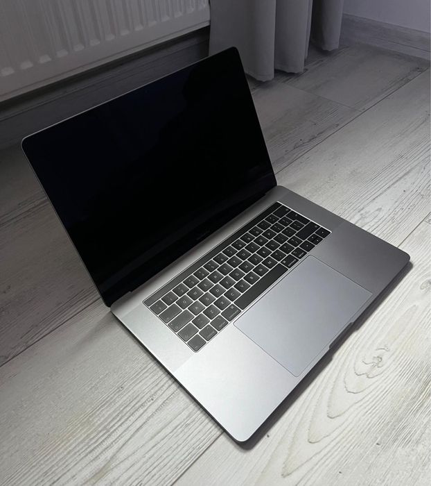 Macbook Pro 15 inch 2019 i9 16GB Radeon Pro 560X 4GB 512GB SSD