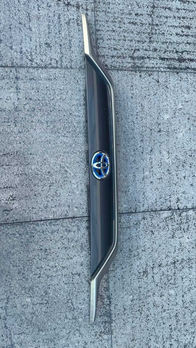 Задно стакло със спойлерите на Rav4 2021