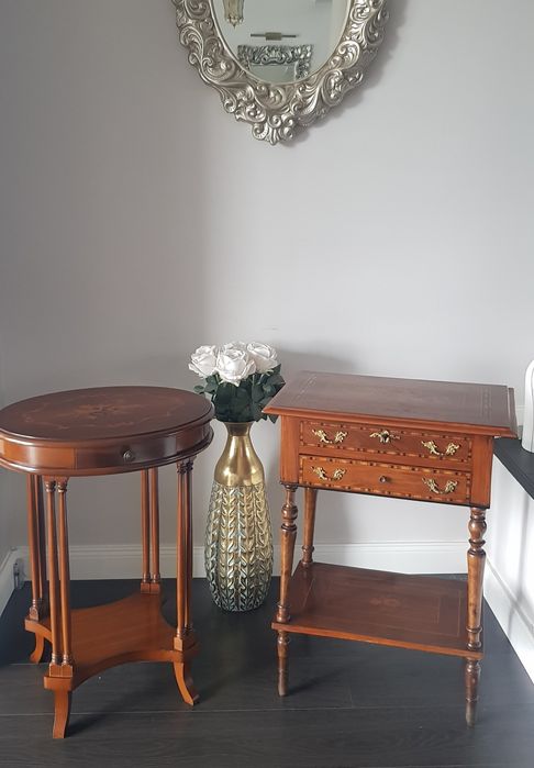 Comodină veche din lemn masiv cu intarsii