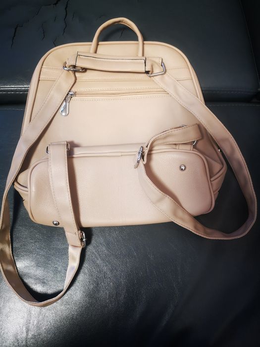 Раницата не е използвана, в добро състояние.