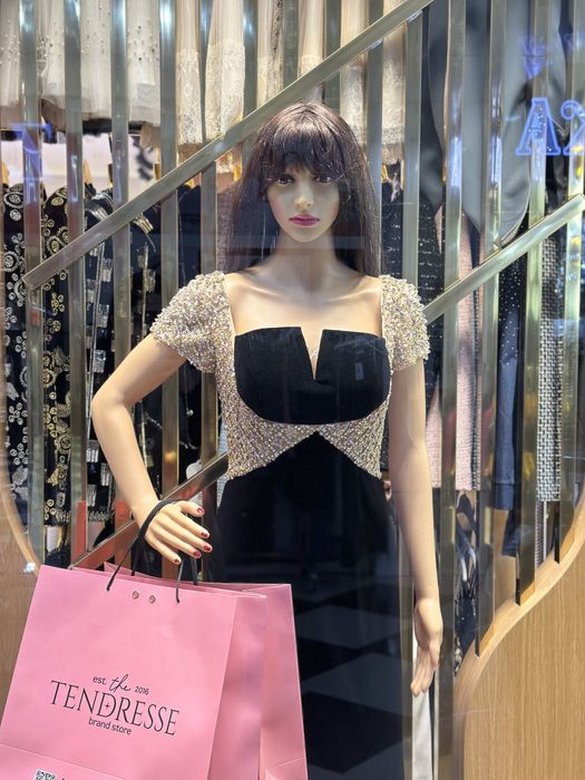 Маникень для женского магазина