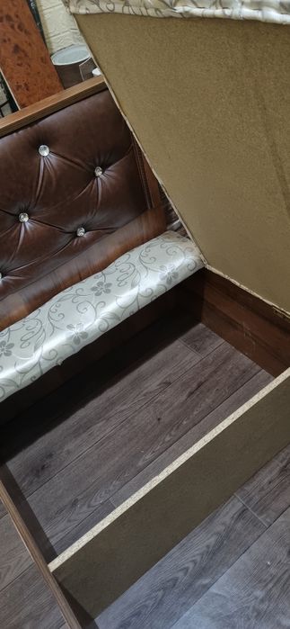 Кровать-сундук коричневого цвета.