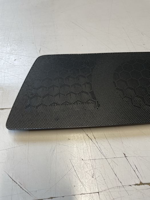 Plasa boxa bord vw passat b8