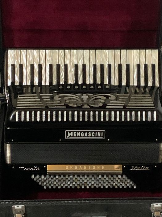 Acordeon Mengascini cu cameră + Amplificare