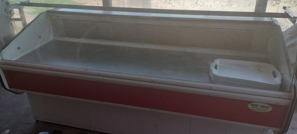 Vind vitrina mezeluri. Bauturi  si masa biliard