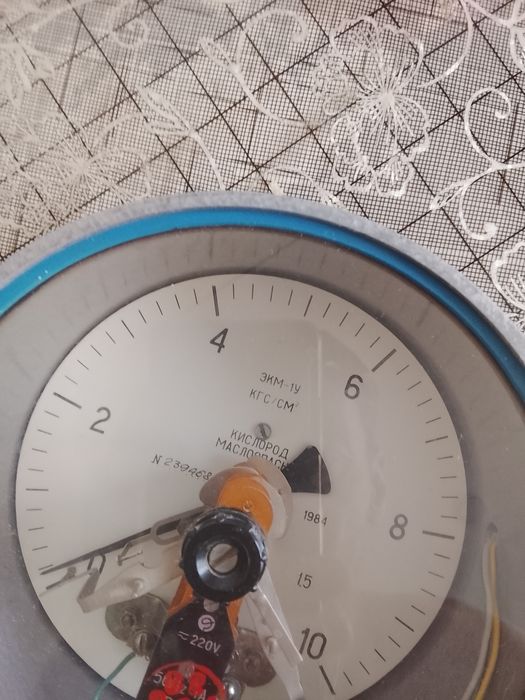 Продам манометр.