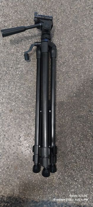 Трипод Стойка за цифров фотоапарат.