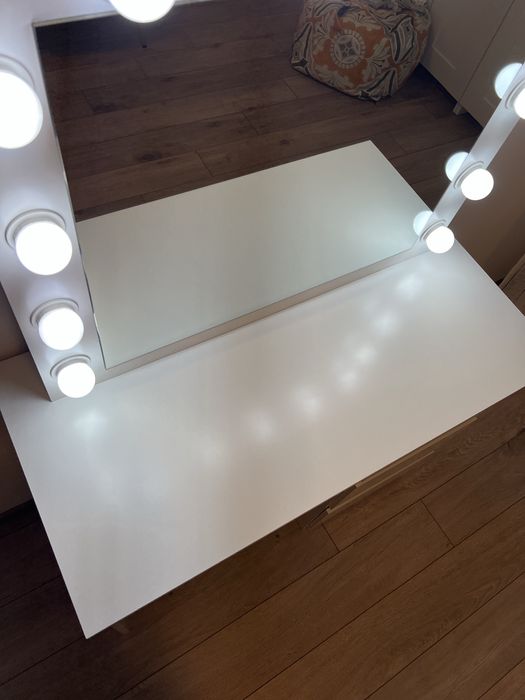 Masa de machiaj cu LED-uri