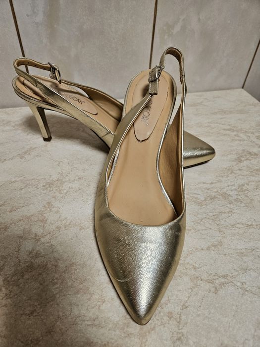 Pantofi aurii , purtați, marimea 40, imitatie piele, in stare buna,