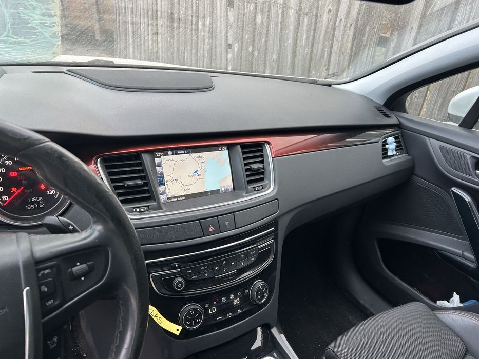 Planșă de bord cu head up display , airbag volan și airbag pasager Peugeot 508