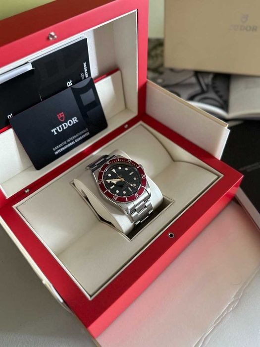 Часы Tudor Black Bay Burgundy Red Bezel, 41 mm