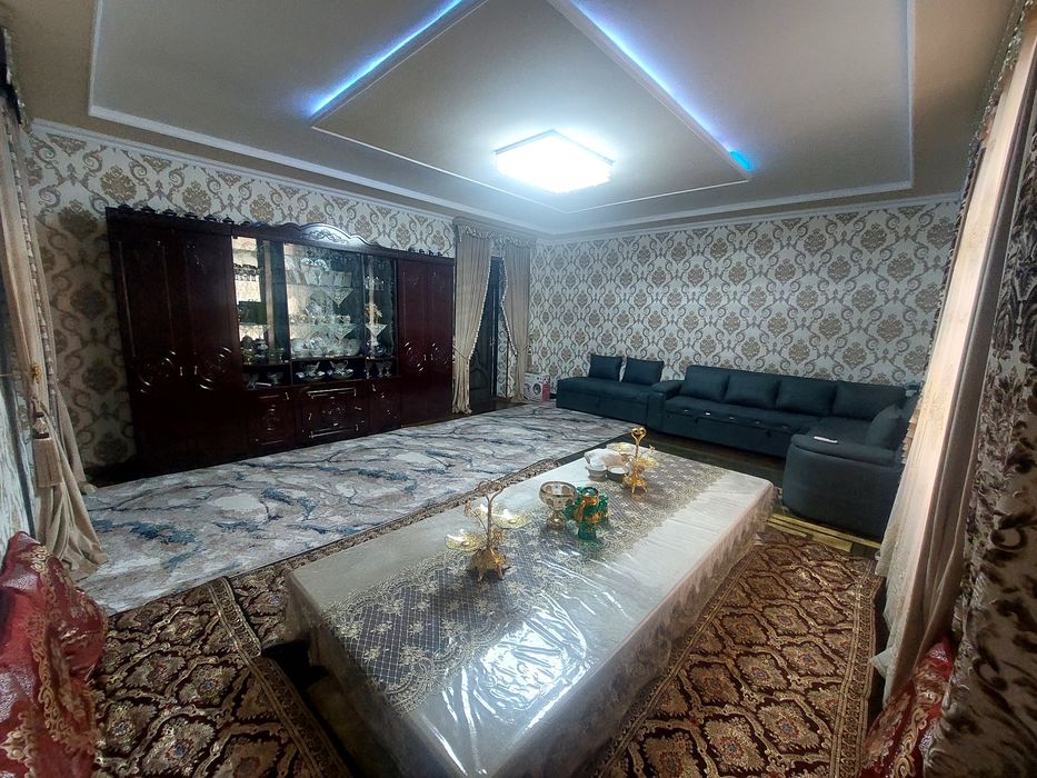 Ohangaron shahar yoshlik mahallasida katta hovli uy sotiladi