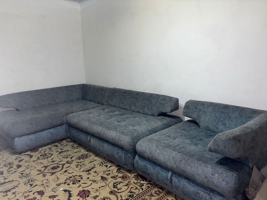 Диван бу көк түсті