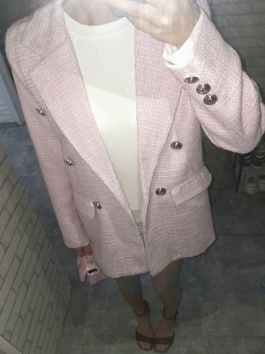 Розовый пиджак с золотой окраской пуговицы