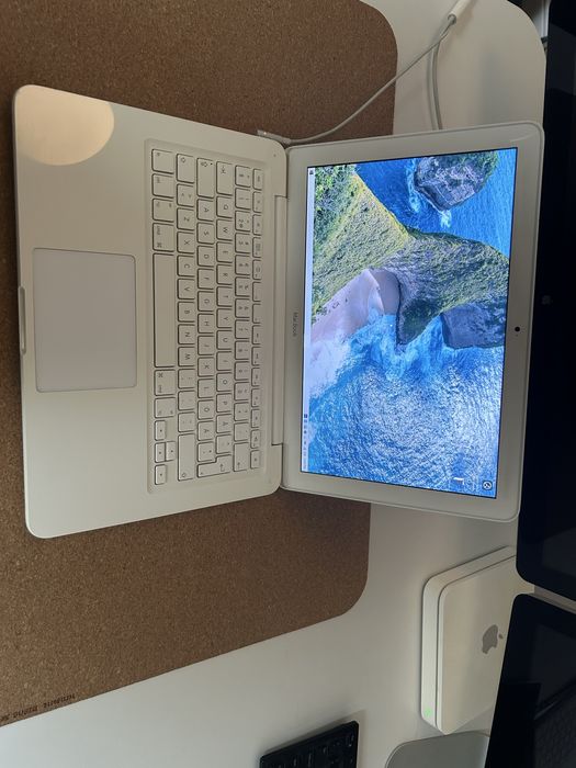 Macbook white mid 2010