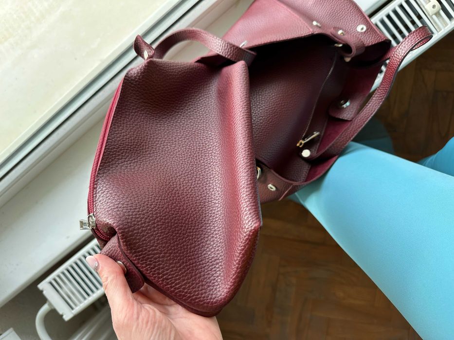 Дамска чанта бордо с вътрешна малка чантичка, която може да се изважда