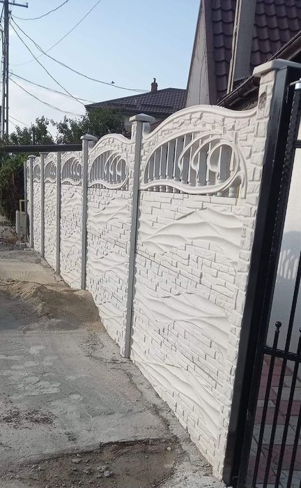 Producem stâlpi placi de gard din beton comprimat Oferim montaj profes