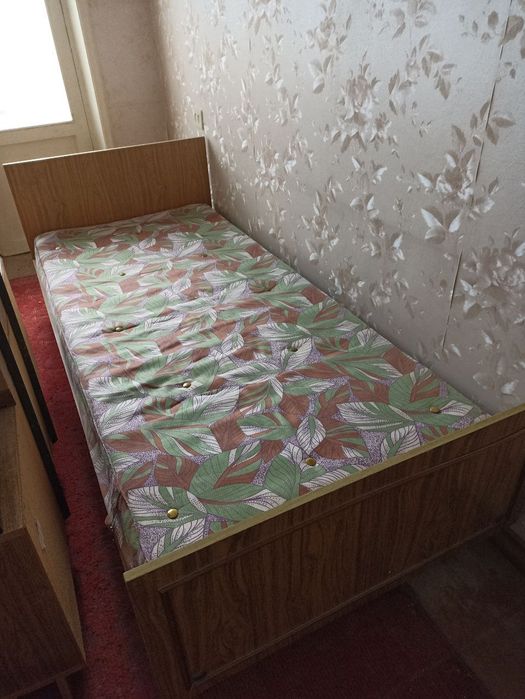 Спальный гарнитур и  трильяж.