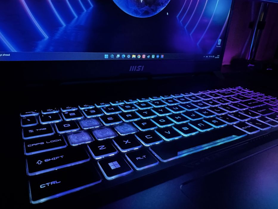 Геймърски лаптоп MSI Katana 17 B13VGK + подарък раница и подложка