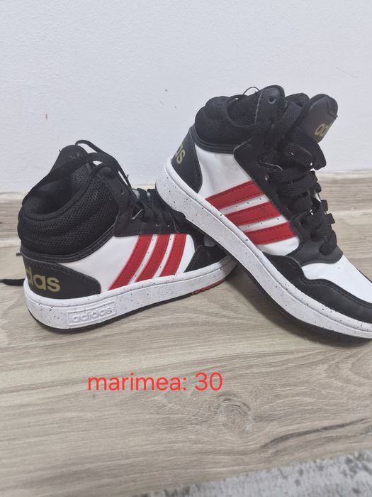 Adidasi si alte accesorii pentru copii