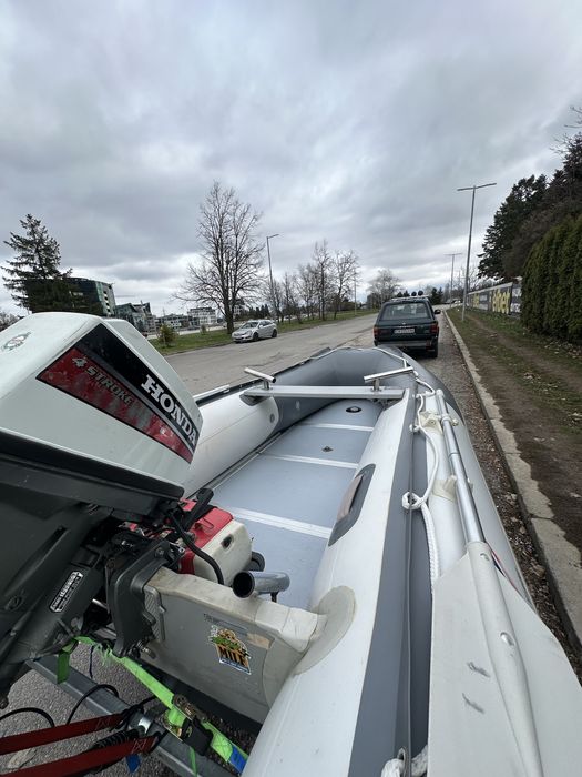 Надуваема лодка с двигател Honda и колесар