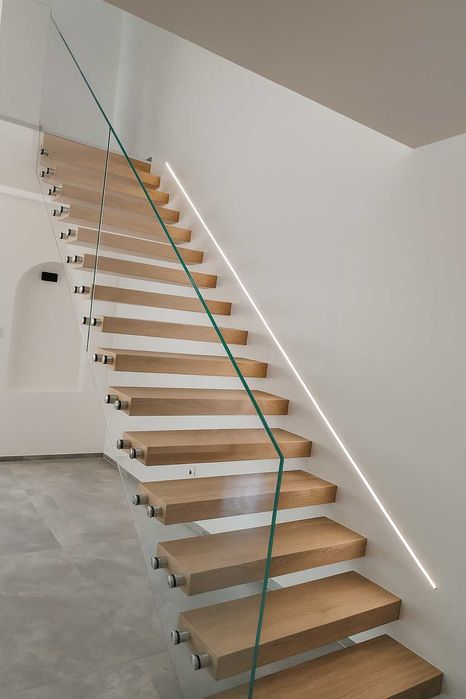 Масивни дъбови стъпала, чела, площадки, первази, парапети, балюстри