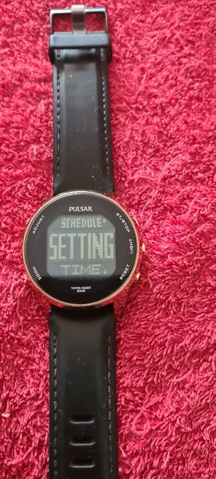 Ceas bărbătesc rezistent la apă  , cu alarmă , și multe setări .