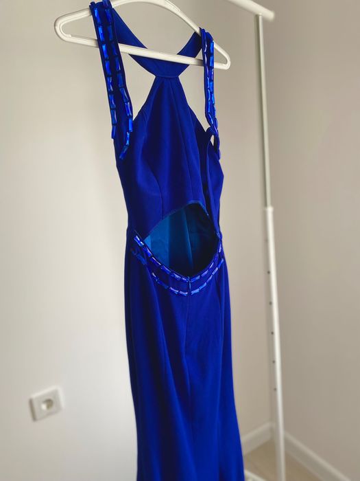 Бална рокля с ефектен гол гръб