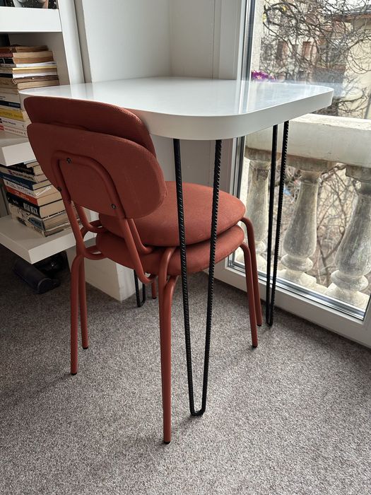 Компактна маса за кухня с два нови стола икеа