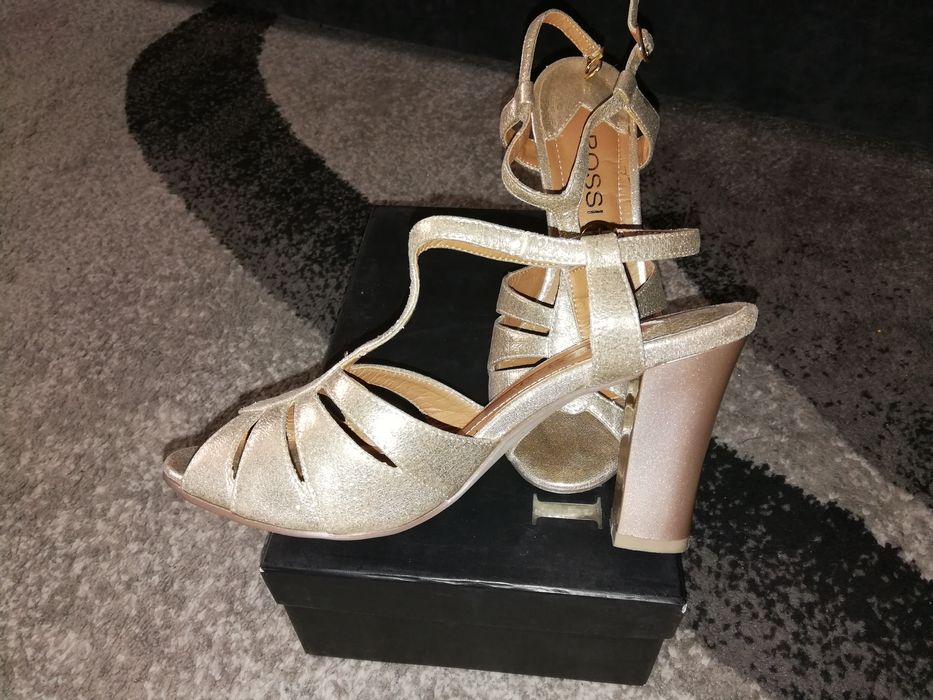 Продам босоножки , одевала всего один раз