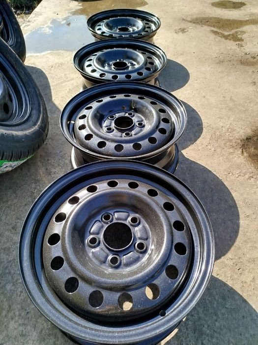 Продается комплект штампованных( стальных) дисков