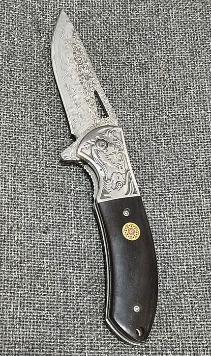 Сгъваем нож с острие имитиращо дамаска