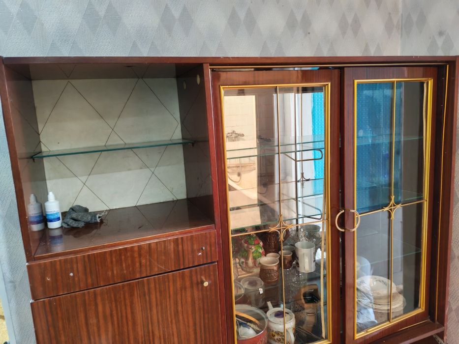 Продам шкаф витрину. Зеркальные стенки