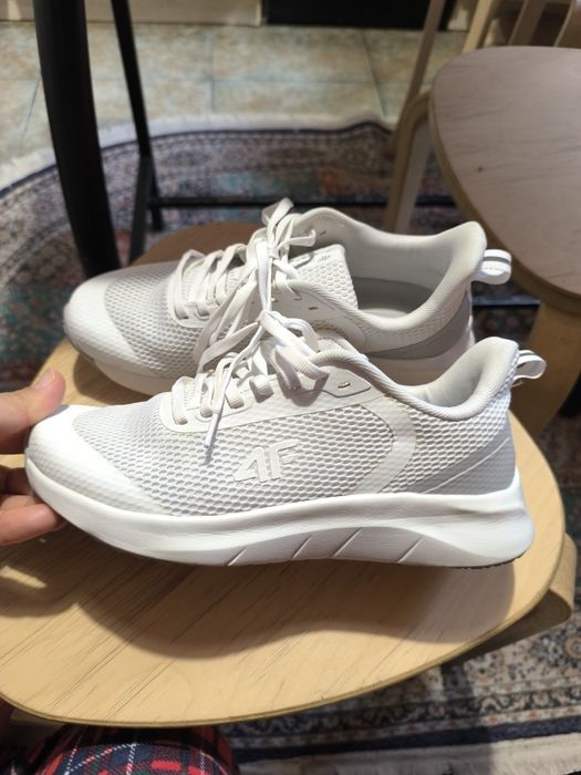 Продам кроссы новые