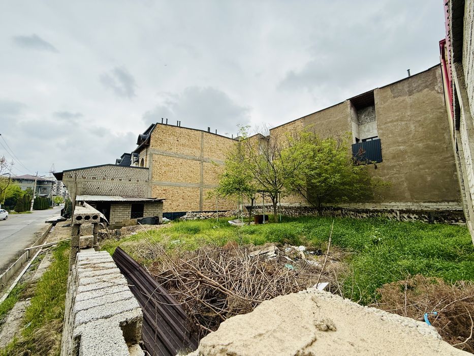 SROCHNA Islomobod mahallada 4sotix yer sotiladi