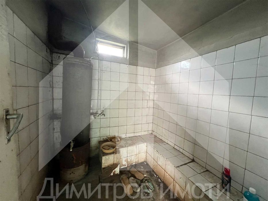 Продаваме самостоятелна тухлена къща в гр. Плиска с двор 1 дка и ГАРАЖ