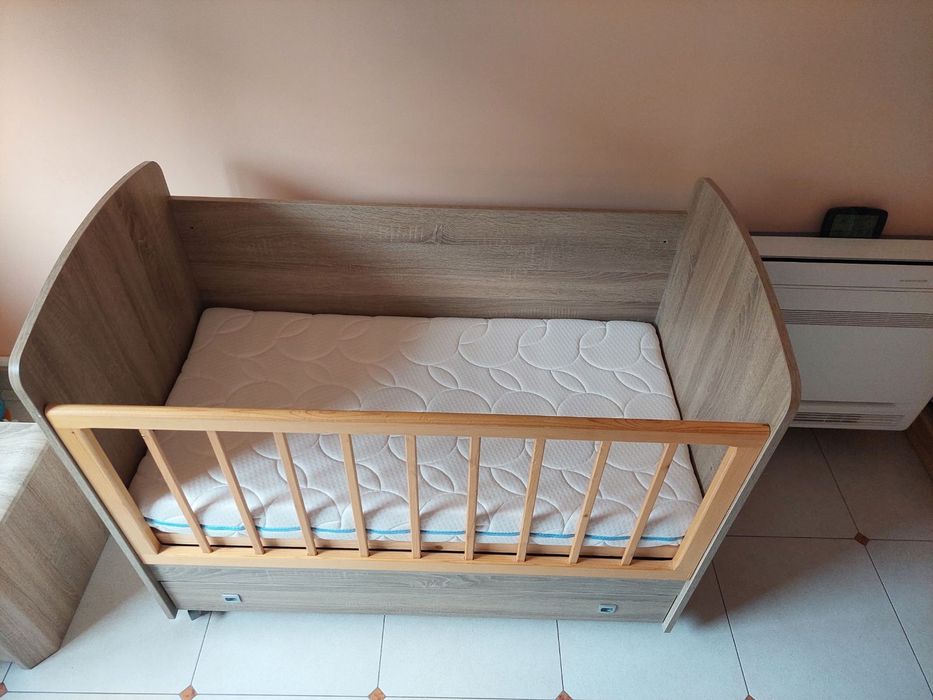 Дървена бебешка кошара с матрак