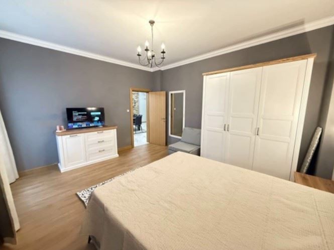 Дава се под наем Тристаен апартамент в София, Център - 120 кв.м за 2223.09 € - Снимка #3