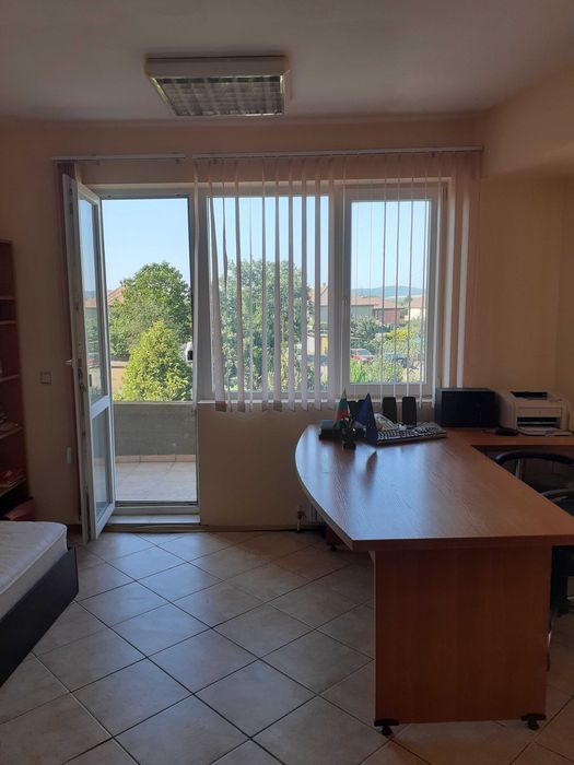 Земя, халета с кран, офис сграда