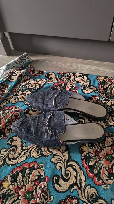 Кроссовки и тапочки