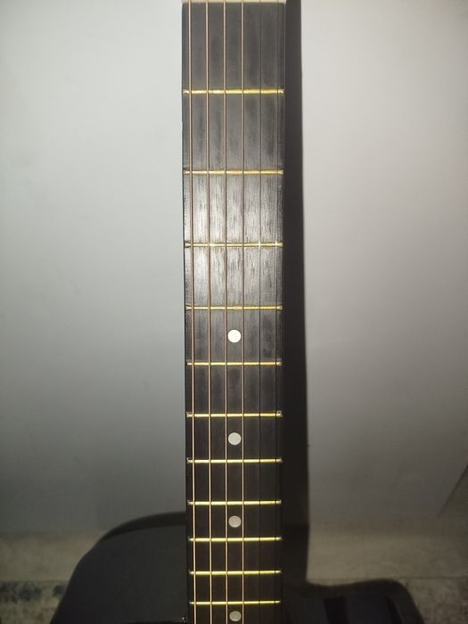 Продам 6 струнную гитару