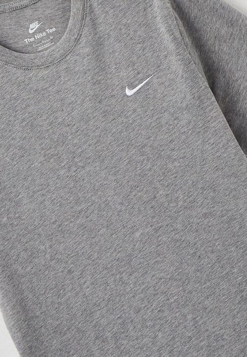 Серая футболка NIKE