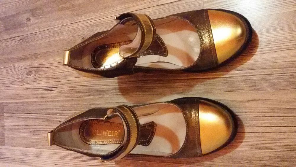 Продавам 2 чифта обувки