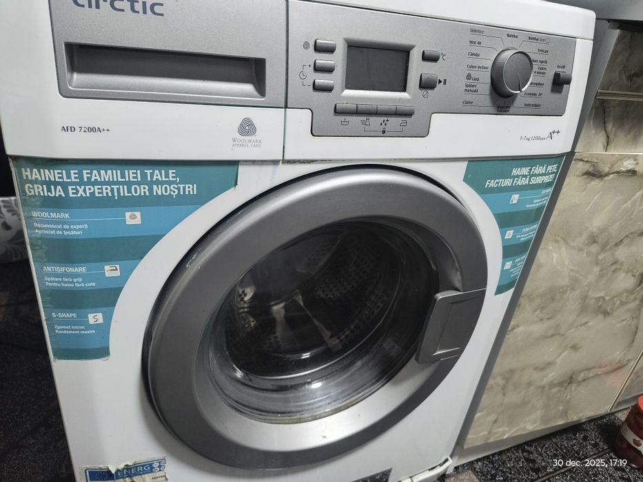 Vând mașina de spălat Artic