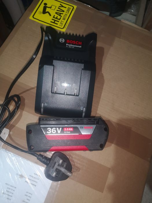 Set Bosch acumulator și încărcător 36V